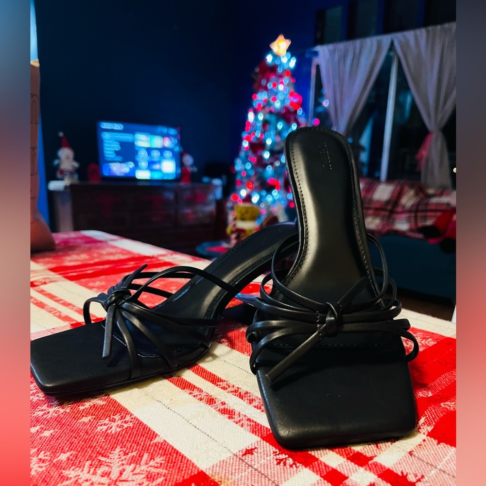 Forever 21 Black Heels with Knotted Design brand new
